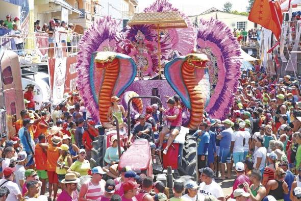 Una de las tunas del carnaval de Las Tablas, rodeada de personas celebrando la fiesta.