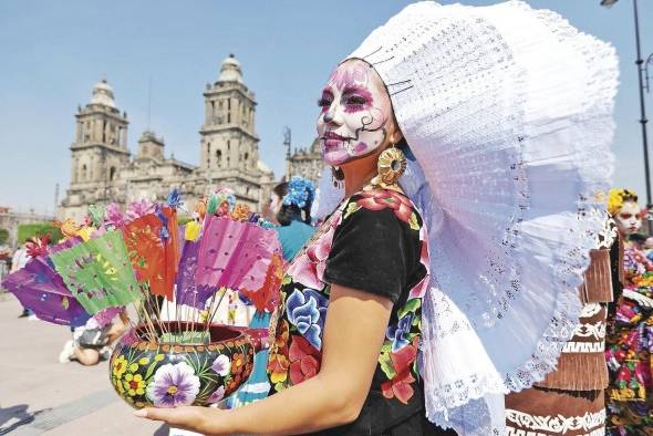 En México se lleva a cabo el tradicional desfile de Día de Muertos, al que acuden cientos de personas.