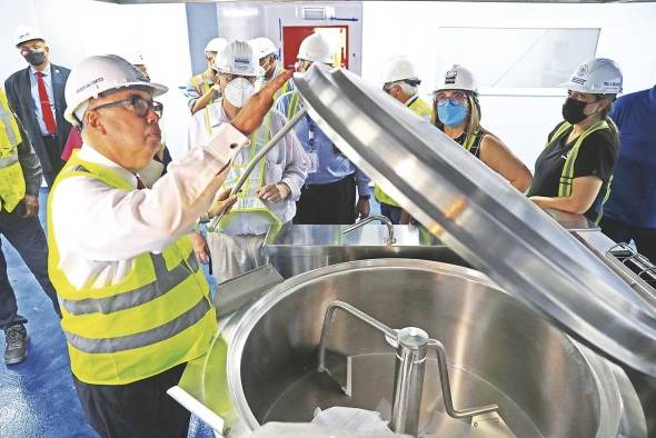 La nueva instalación cuenta con grandes equipos industriales de cocina, como la llamada marmita.