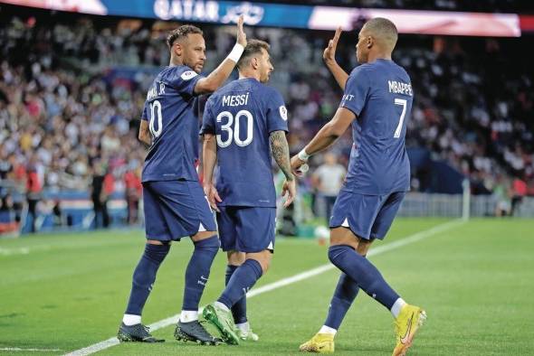 Lionel Messi, Neymar Jr. y Kylian Mbappé, durante un partido de la Ligue 1.