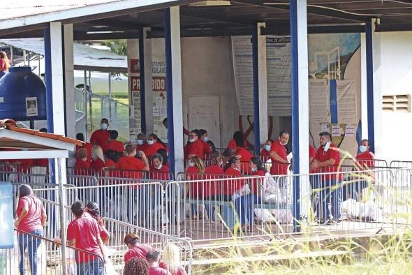 Para que una madre logre un encuentro de 20 a 30 minutos con su hijo, debe enfrentar un vía crucis de por lo menos 10 horas.