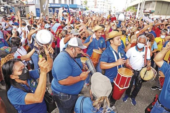 Docentes marcharon este martes hacia la plaza 5 de Mayo en protesta por el alto costo de la gasolina y de la canasta básica de alimentos.