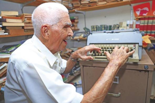 Tiene un cuarto que usa como biblioteca en el que conserva una máquina de escribir.