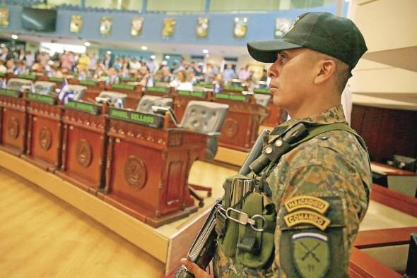 Militares en el recinto legislativo salvadoreño.