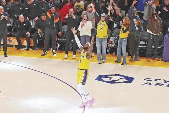 LeBron James durante la celebración al momento de romper el récord.