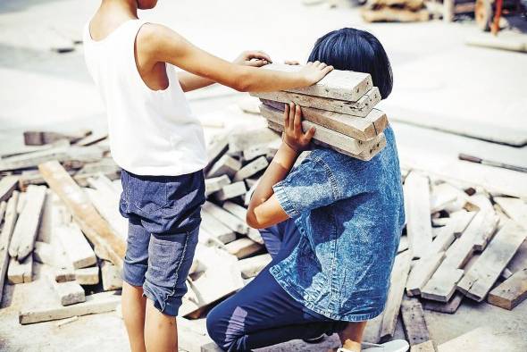 Para evitar que el trabajo infantil siga ganando terreno, la OIT y el Unicef recomiendan fomentar una protección social adecuada para todos que incluya prestaciones universales por hijos.