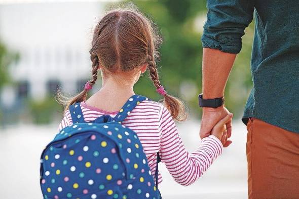 En la educación como en los otros aspectos del desarrollo de un infante, papá y mamá deben ser padres presentes.