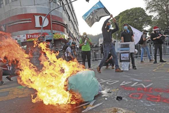 27 jóvenes entre ellos 4 menores fueron retenidos durante las protestas del día miércoles por la noche.