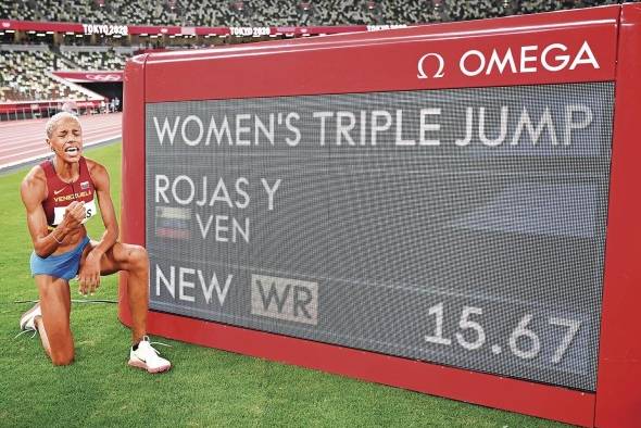 La venezolana Yulimar Rojas, nueva plusmarquista mundial de triple con un salto de 15,67 metros en su final de Tokio 2020.