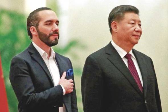 El presidente de El Salvador, Nayib Bukele, y el presidente chino Xi Jinping, durante una ceremonia de bienvenida en China.