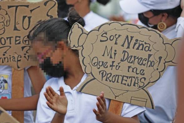 Las protestas por abusos a niños en los albergues, no cesan.