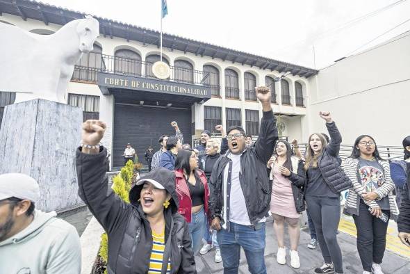 Protestan frente a la Corte de Constitucionalidad de Guatemala.