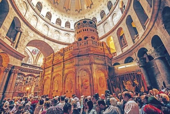 El edículo marca el sitio central de la basílica.