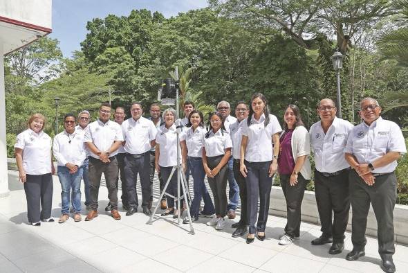 Equipo de investigadores y estación meteorológica con sensor.