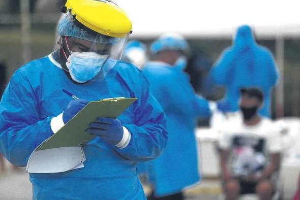 Los primeros casos del nuevo coranovirus, que causa la covid-19, se dieron a conocer en diciembre de 2019 en China y desató la epidemia mundial