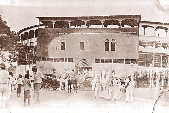 Fotografía de la entrada a la arena de toros de Vista Alegre.