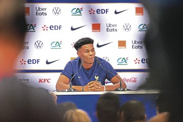 El futbolista francés Aurélien Tchouaméni, durante la primera conferencia de prensa de la selección gala tras su llegada a Doha.