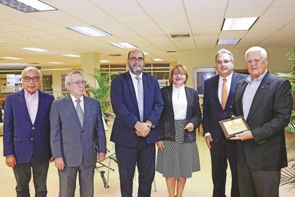 Directivos y exdirectivos de la Fundación Biblioteca Nacional entregaron la placa de reconocimiento