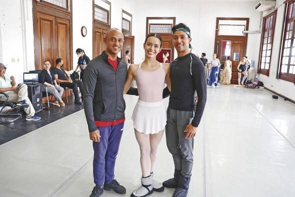 José Villamil (coreógrafo) junto a protagonistas de la pieza 'El gallo y la gallina'.