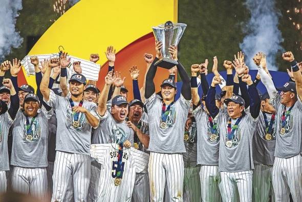 Los jugadores de Japón celebran el título tras vencer 3-2 a Estados Unidos.