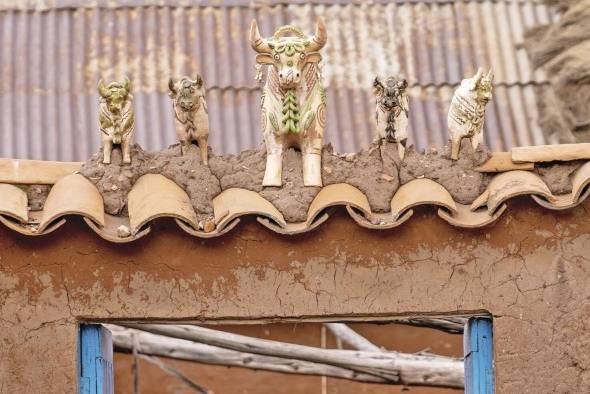 Toritos colocados sobre el techo de una vivienda.