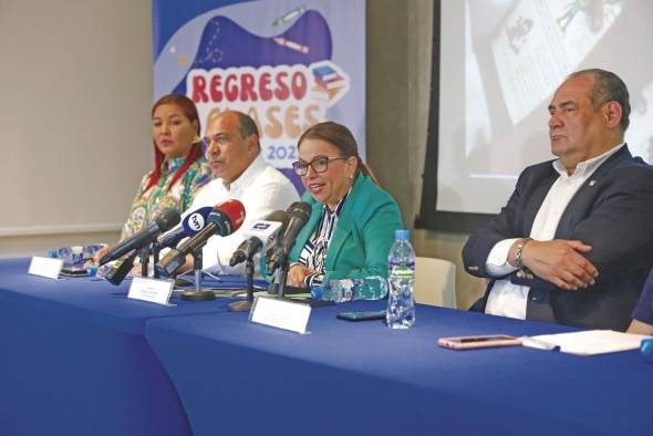 La ministra de Educación, Maruja Gorday de Villalobos (centro), brinda detalles del inicio del año escolar 2023.