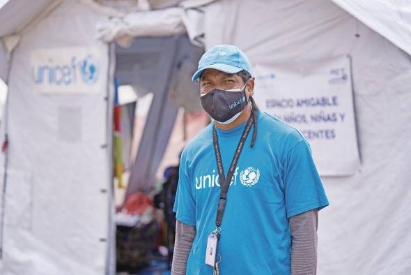 Delrin Chavarría, técnico del equipo de Unicef en Darién, en la planta potabilizadora de Lajas Blancas.