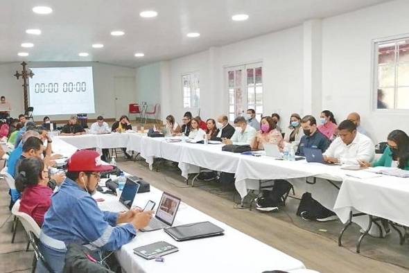 Gremios y representantes del Ejecutivo, incluyendo la ministra de Educación, Maruja Gorday de Villalobos, durante el diálogo.