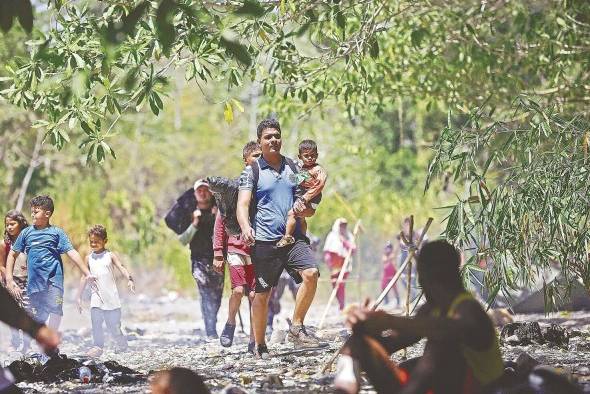 Grupos de personas migrantes caminan en la selva del Darién