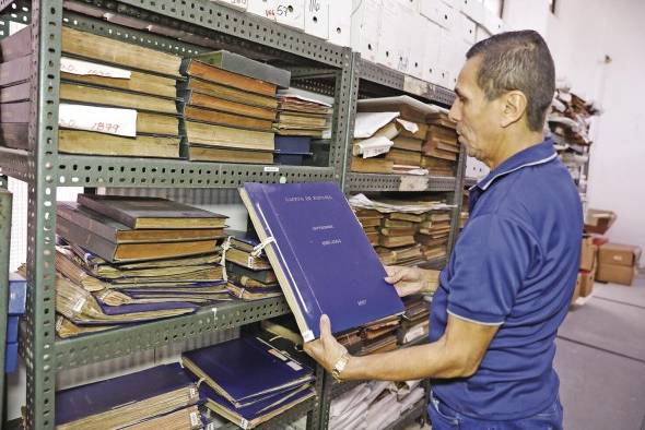 Jorge Luis Núñez, tiene 13 años trabajando allí y estudió archivología.