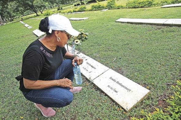 Una de las hijas de Braulio Bethancourt durante una inspección judicial en el cementerio Jardín de Paz.