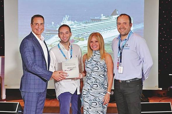 Durante el lanzamiento, el crucero recibió una placa de parte del puerto Colón 2000.