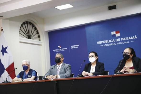 Autoridades de Salud, ayer, durante la conferencia de prensa.