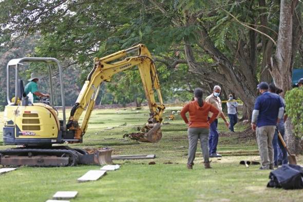 Trabajos de exhumación de restos óseos de víctimas de la invasión.