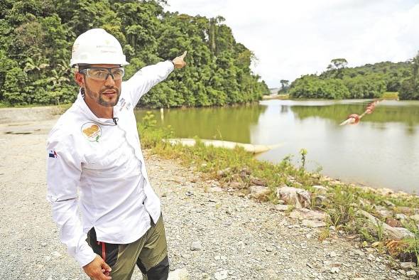 Evis Vega muestra una de las pozas de sedimentación que sirven para mantener los sedimentos y no haya turbidez aguas abajo.