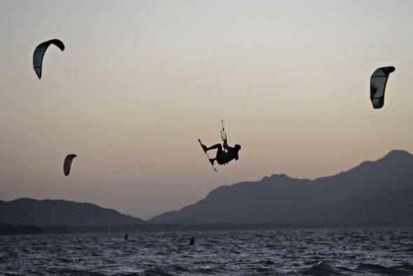 Decenas de extranjeros y panameños se reúnen durante esta temporada en el pacífico panameño para practicar 'kitesurf'.