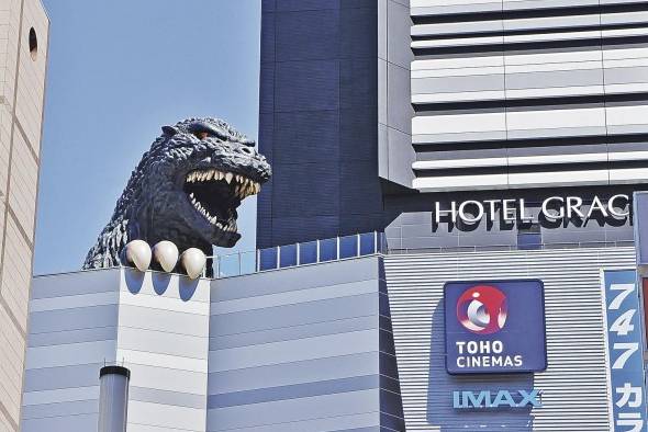 Godzilla en el edificio de los cines Toho.