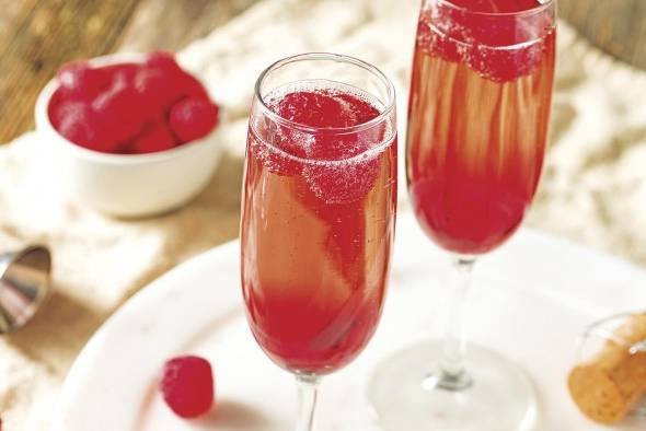 Kir Royale. Cóctel clásico francés, su principal ingrediente es el licor de cassis. se vierte en una copa una parte de champagne y media de licor de cassis. Puede decorar con moras o frambuesas.