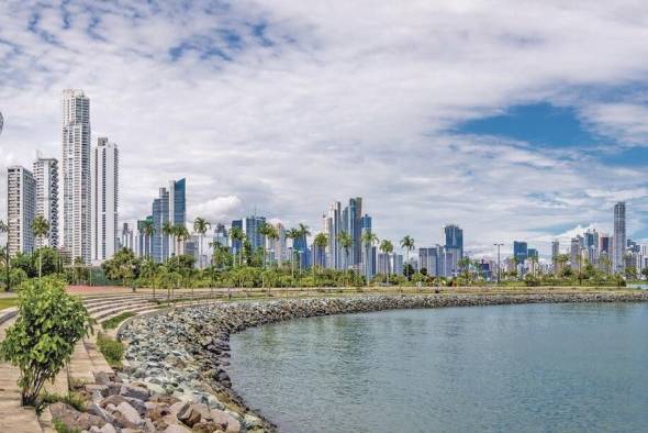 La Cinta Costera. Es el lugar ideal para dar un paseo tranquilo en bicicleta o patines los fines de semana; disfrutar de la compañía de otros ciclistas o patinadores y una linda vista hacia el mar.