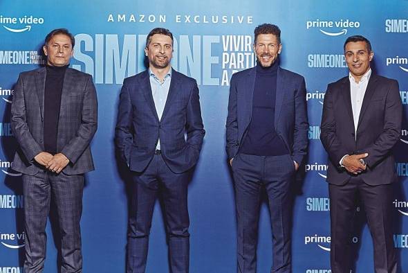 El entrenador argentino del Atlético de Madrid, Diego Simeone (2d), acompañado por los exfutbolistas Toni Muñoz y Gustavo López, y por el director de contenidos de Amazon, Ricardo Cabornero.