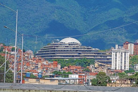 Al fondo El Helicoide, en Caracas, Venezuela