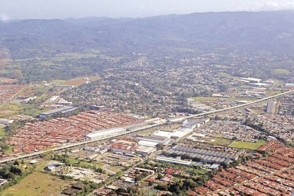 El área de las subcuencas de los ríos Tapia y Tocumen ha sido progresivamente incorporada al desarrollo urbano y de actividades económicas, pasando de una zona marginada de asentamientos informales a un centro de actividad económica.