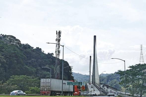 El Puente Centenario es uno de los dos puentes vehiculares que atraviesa el Canal de Panamá; el cual fue puesto en servicio en el año 2005.