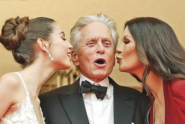 Michael Douglas al recibir la Palma de Oro de Honor junto a su hija, y su esposa Catherine Zeta-Jones.