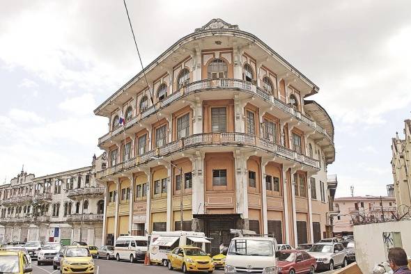 La Biblioteca Nacional de Panamá fue fundada en 1942 en un edificio propiedad de la Caja de Seguro Social donde hoy opera la biblioteca Eusebio A. Morales, administrada por el Ministerio de Educación. La Biblioteca Nacional mudó sus instalaciones en 1987 a la ubicación actual en el parque Omar.