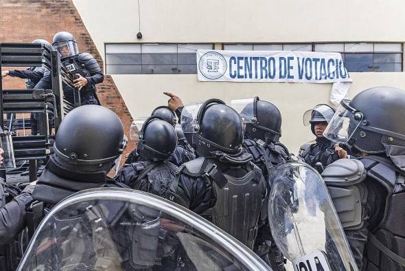 Policías acordonan el centro de votación de San José del Golfo, en el departamento de Guatemala (Guatemala), el pasado 25 de junio de 2023.