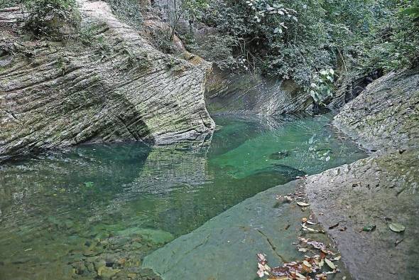 La piscina natural se encuentra al final de la cueva.