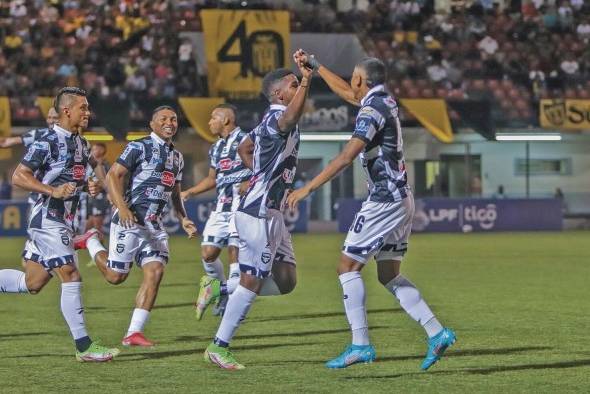 Imagen de archivo donde se muestran jugadores del Tauro celebrando.