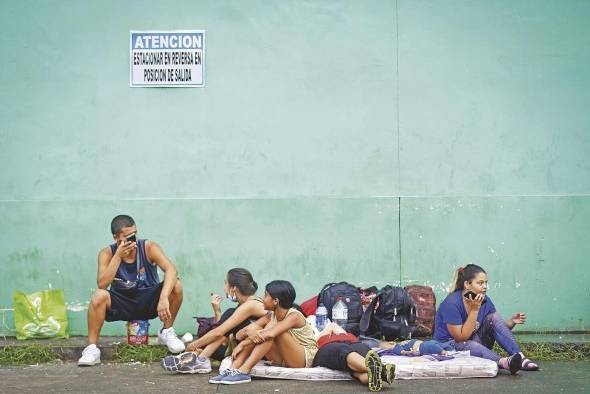 Personas migrantes de origen venezolano, incluidos niños, descansan en un refugio temporal , en Ciudad de Panamá (Panamá)