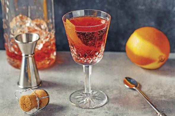 Negroni Sbagliato. Es una versión burbujeante de un coctel italiano clásico que ha vuelto a marcar tendencia. Lleva una parte de Campari o un amargo rojo, una parte de vermú rosso y una parte de espumoso frío. Puede decorarlo con una rodaja de naranja y una ramita de romero (opcionales). Sirva primero el Campari y el vermú. Complete con el espumante frio y con la ayuda de una cuchara integre las bebidas para mantener la efervescencia. Por último decore.